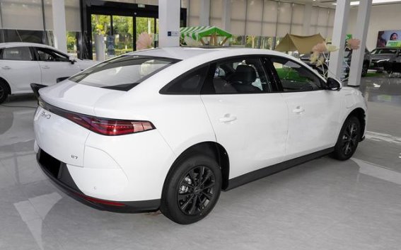 比亚迪e7：迎合市场需求的中级纯电轿车