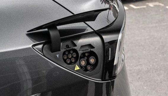 2025款特斯拉Model Y与小米YU7对比：续航与动力的博弈