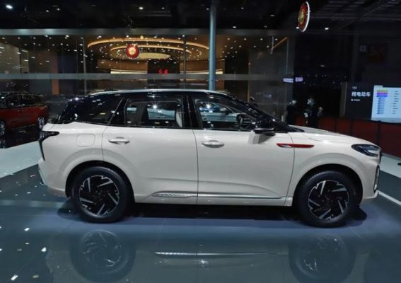 豪华红旗HS3只要10万起，隔音配置秒杀宝马奔驰，国产SUV新标杆