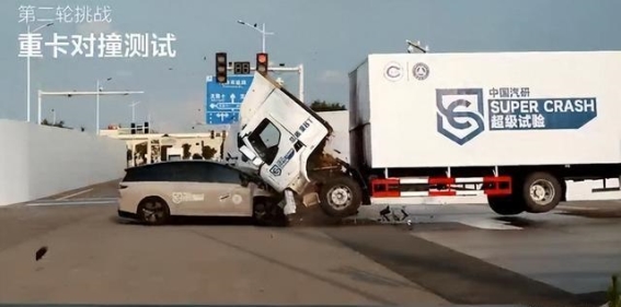 理想i8与乘龙重卡碰撞事件：行业声誉与公信力的终极对决