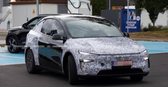 特斯拉Model Y L海外实拍解析 六座布局与智能化的全面进化