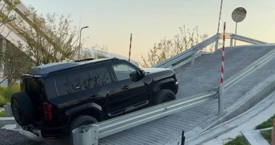 比亚迪的沙坡奇观：6000吨沙子的极限工程与中国汽车崛起的力量