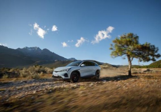 快充与空间大比拼：极狐新阿尔法T5与零跑B10的家庭出行表现