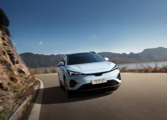 极狐新阿尔法T5与吉利银河E5：空间与充电速度的较量