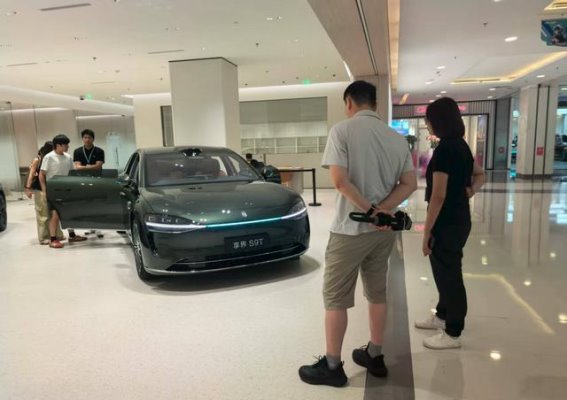 多场景豪华旅行新标杆，享界S9T首批展车震撼到店