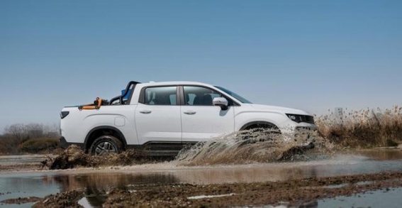 13.88万元四驱电混皮卡亮相 吉利雷达开启皮卡新时代