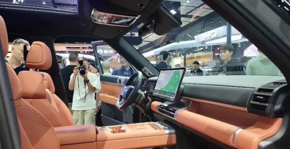 方程豹2025新车型亮相大河国际车展，智能科技与个性定制引领潮流