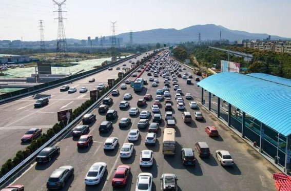 高速公路龟速车与大货车并排如何安全超车？