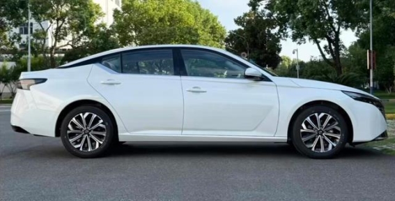 日产天籁PLUS亮相：外观升级，科技创新，能否重塑辉煌？