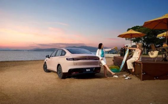 零跑B01：智能电动轿车的全方位突破