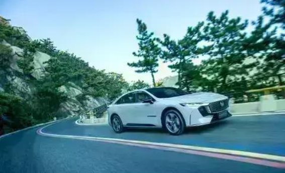 MAZDA EZ-6：全场景驾控体验，让每一程都成为享受