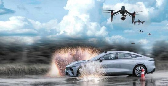 星纪元ES极限操控挑战：高空投弹与湿滑路面上的驾驶传奇