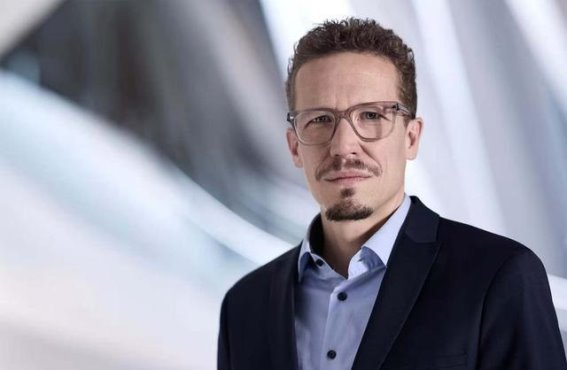 奔驰全新纯电GLC：电动化时代的“温暖回归”