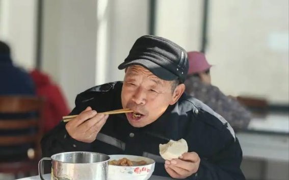 医生提醒：55岁后心梗患者想活到85岁，这四个习惯必须改