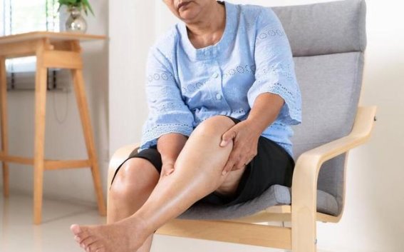 膝关节的隐形杀手：你每天都在做的三大伤害行为