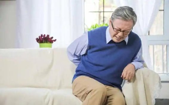 痛风患者大量饮水的四大潜在风险：如何科学饮水才能有效控制病情