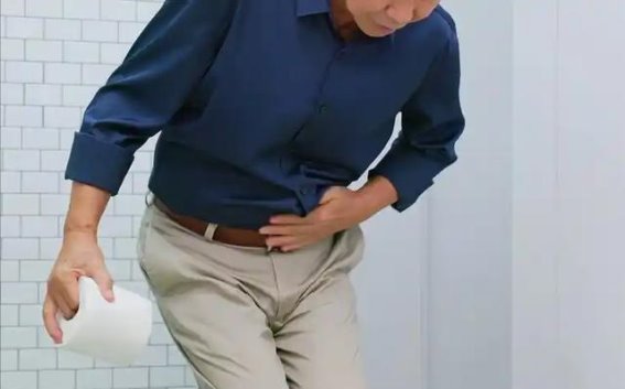 频繁放屁并非肝脏问题，这四大原因需警惕