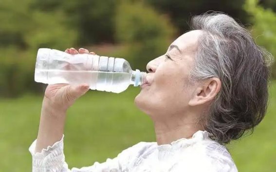 每天早晨喝水的五大益处：简单却强大的健康习惯