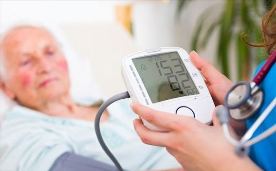 饭后立刻躺下的危害：高血压患者需警惕的生活细节