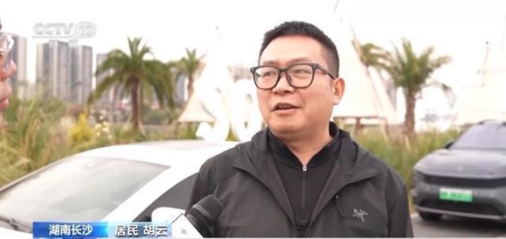 坐后排也必须系安全带，生命没有例外