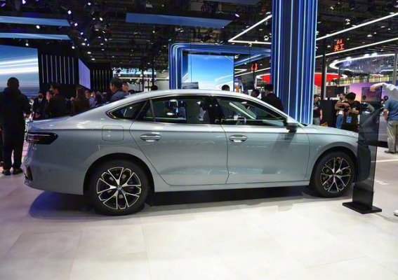 2025广州车展大众帕萨特ePro亮相，插混动力与科技设计兼备