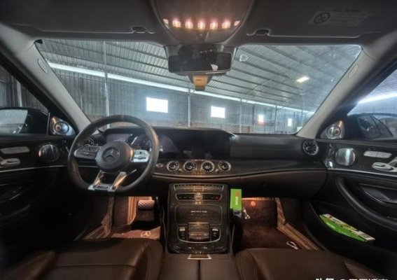 南宁奔驰E级二手车拍卖热潮：13.9万起拍最终23.1万成交