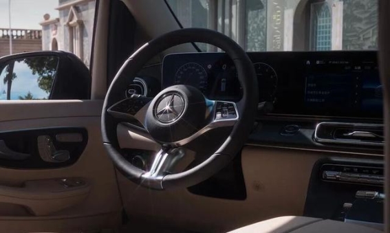 奔驰在国内市场的谨慎调整：降价增配与动力升级的背后