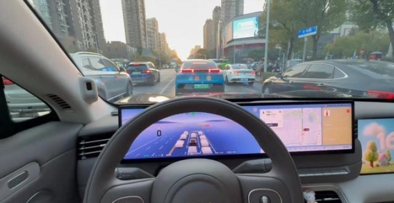 智己LS6方向盘选择：半幅与全幅的真实体验对比