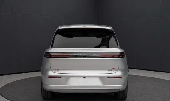 岚图泰山8：未来智能SUV的全新进化