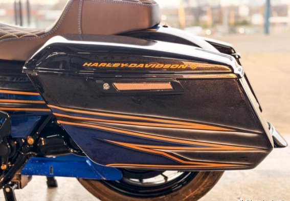 哈雷公路滑翔Road Glide定制之美：豪华与力量的融合