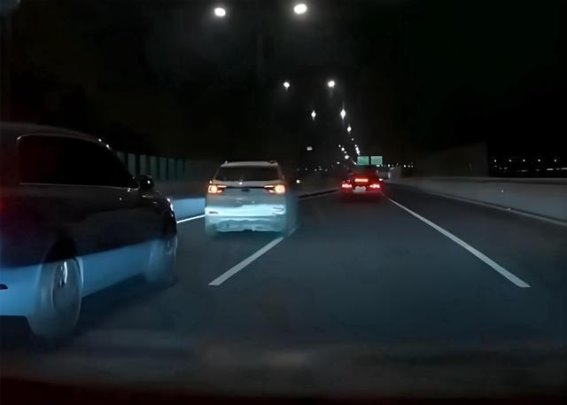 高速公路龟速行驶引发的多方交通违法及法律后果