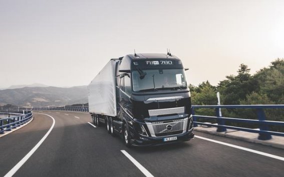 欧洲重卡的双重技术革新：从内燃机到电动化的跨越
