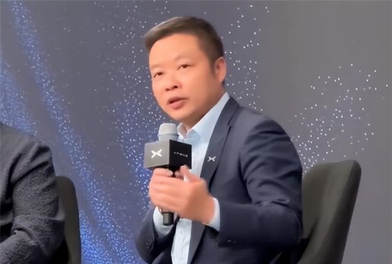 何小鹏的赌约：小鹏VLA能否超越特斯拉FSD？