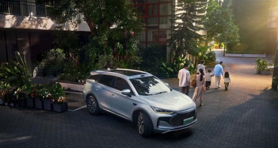 家庭出行新体验，唐DM-i 175KM版的舒适与智能魅力