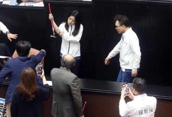 柯建铭的疯狂追求：权力与理智的较量