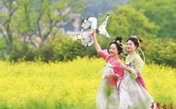 踏青游玩，感受春日的美好