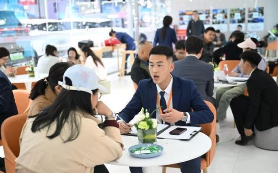 车展首日人气爆棚 市民“有备而来”洽谈区座无虚席