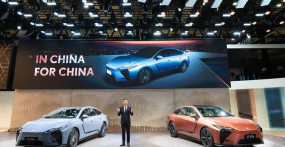 全新雷克萨斯ES闪亮登场，定义未来豪华出行