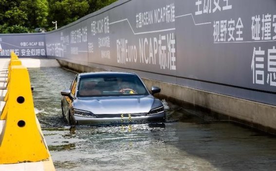 奇瑞风云A9L：全面安全保障的智能驾驶先锋