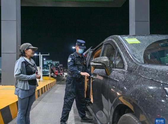 霍尔果斯口岸见证中国新能源汽车驶向中亚的坚实步伐