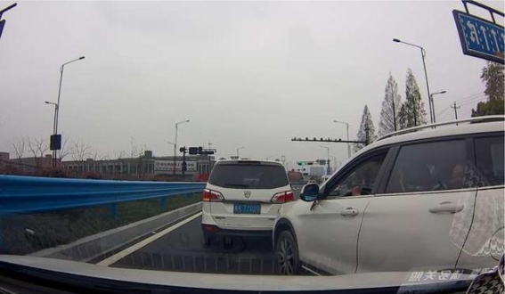 变道风波背后的理性与安全：后车闪灯加速究竟是霸道还是路怒？