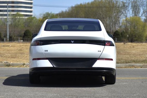 极狐S3：简洁时尚的中型电动轿车