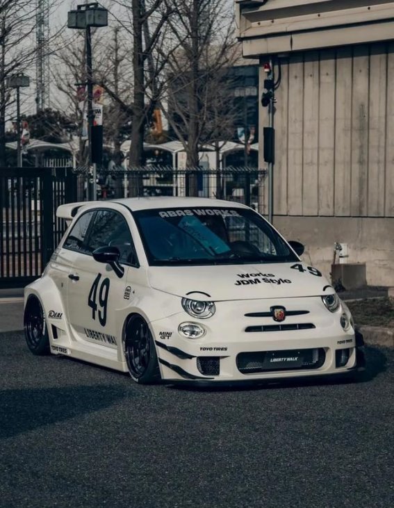 骚粉色LB宽体毒蝎子 菲亚特Abarth 595的独特魅力与MINI GT模型解析
