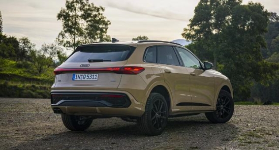 加长轴距与智能四驱并举，奥迪Q5L树立豪华中型SUV新标杆