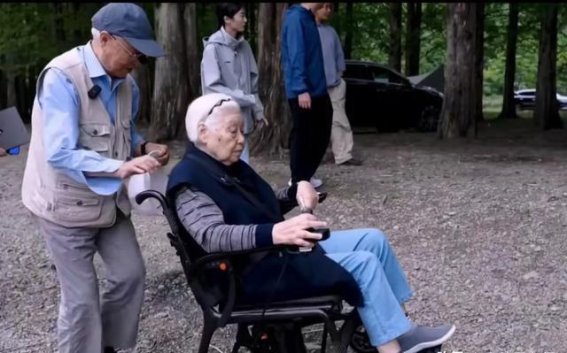他用方向盘兑现了22年的承诺，把爱情开成了山河长卷