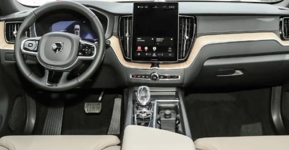 新款沃尔沃XC60燃油版上市，售价39.69万元起，究竟值不值得购买？