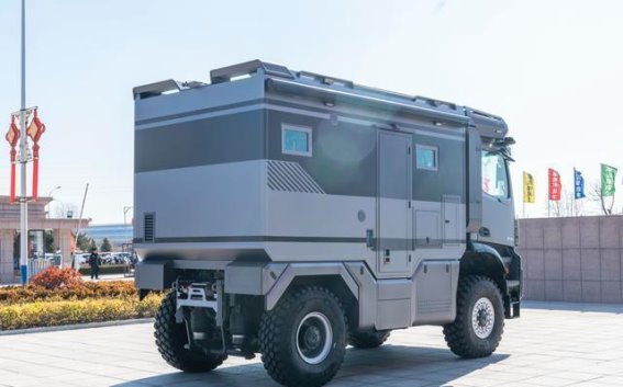 奔驰碳纤维重卡房车：移动堡垒的极致设计与越野性能