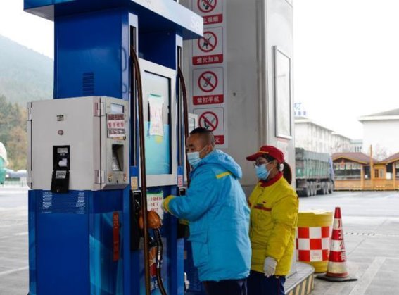 汽油需求骤降背后的新能源崛起与油价走向