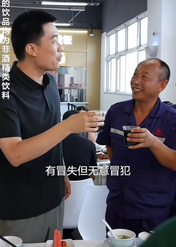 李想与卡车司机共进晚餐：一场充满诚意的举杯时刻