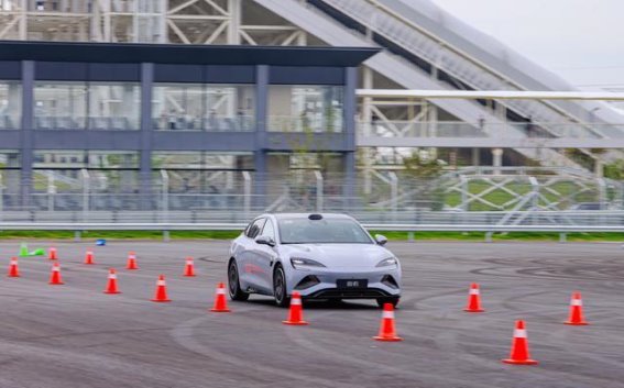 比亚迪再创新高，新能源汽车赛道迎来全新突破